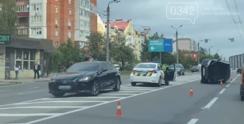 Аварія в Івано-Франківську: після зіткнення авто перекинулося, пасажирів госпіталізували