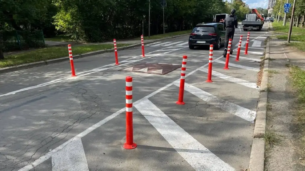 У Франківську встановлюють нові уповільнювачі руху для безпечних переходів