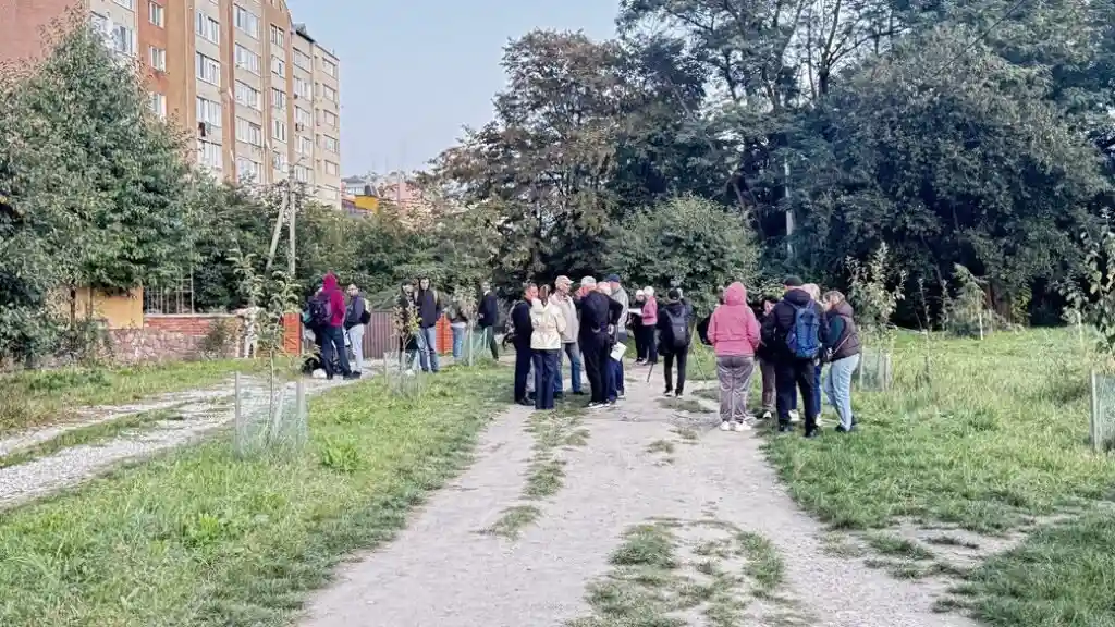 “Наші дерева чи нова дорога?”: у Франківську мешканці протестують проти забудови зеленої зони