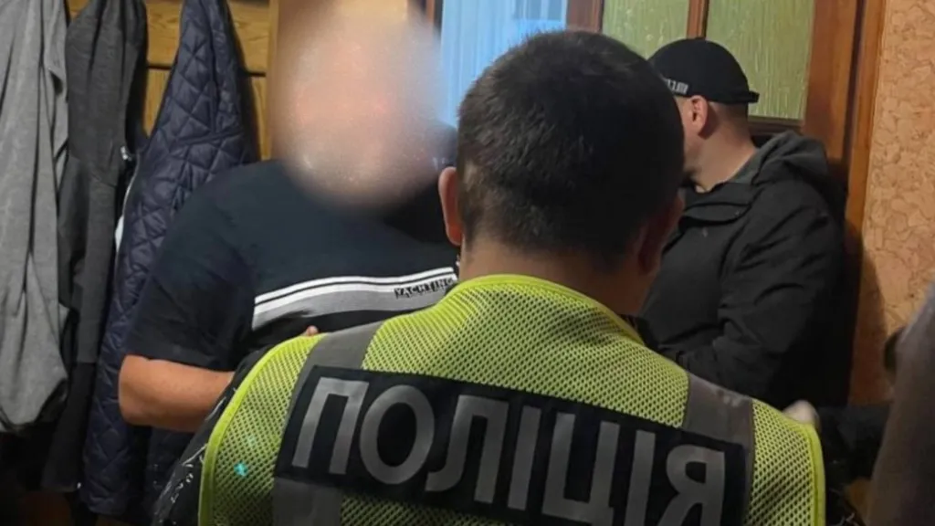 У Франківську викрили підпільний цех: чоловіка затримали за фальсифікований алкоголь і зброю
