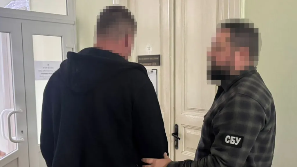 На Прикарпатті правоохоронця викрили в організації незаконного переправлення чоловіків за кордон