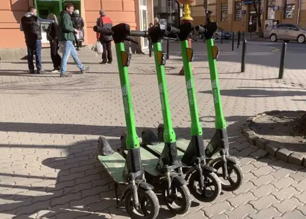 У Франківську прокатні електросамокати обмежили в центрі міста: введено «червону зону»