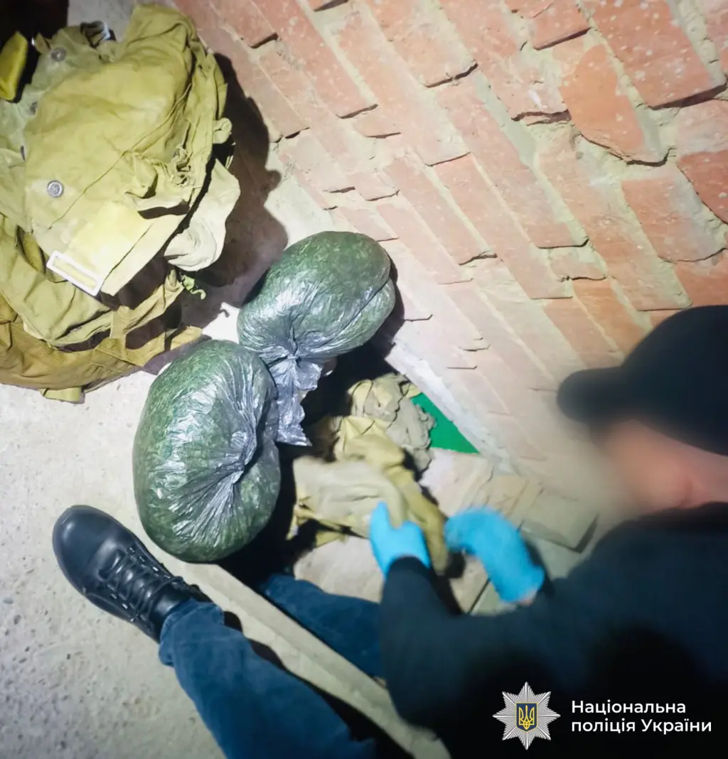 На Івано-Франківщині викрили наркоторговців: трьох чоловіків взяли під варту