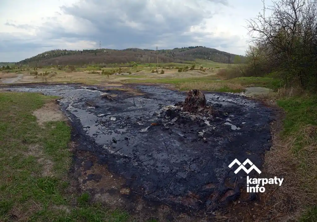 Старуня на Прикарпатті: грязьовий вулкан з мамонтами та “вічним вогнем”