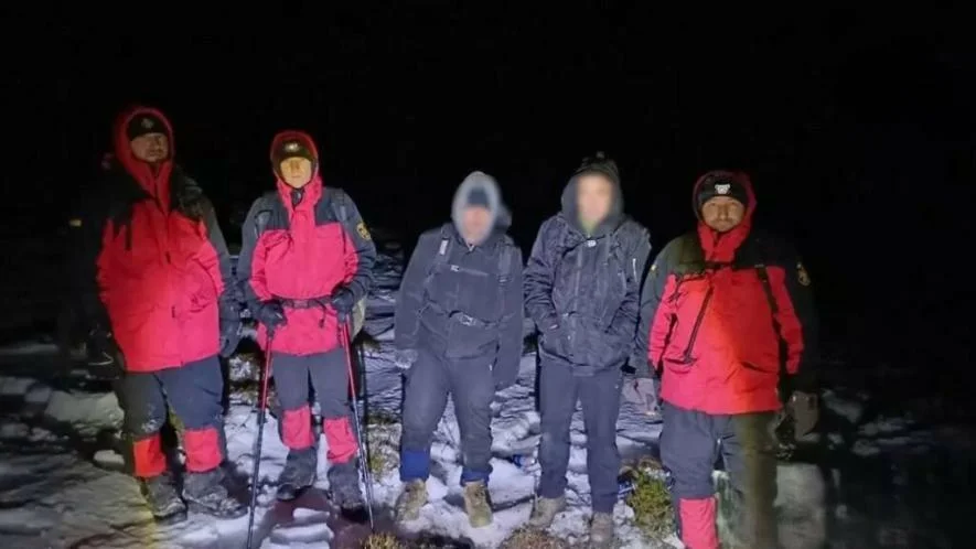На Прикарпатті рятувальники визволили двох туристів із Полтави, які застрягли на Піп Івані під час снігопаду