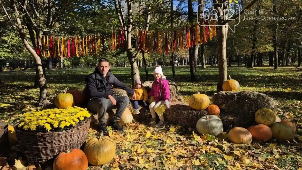 Осіння магія в центрі Франківська: у міському парку облаштували затишну фотолокацію