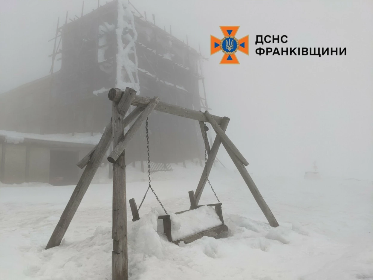 Піп Іван укрився снігом: на вершині Карпат зафіксували перший потужний снігопад