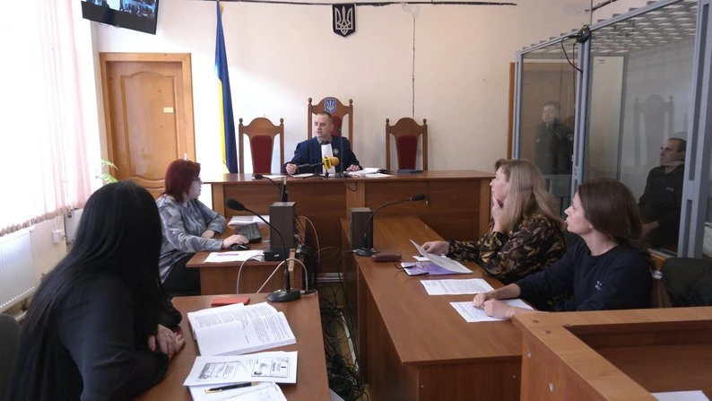 На Франківщині суд розглядає справу чоловіка, який тягнув собаку на ланцюгу за авто