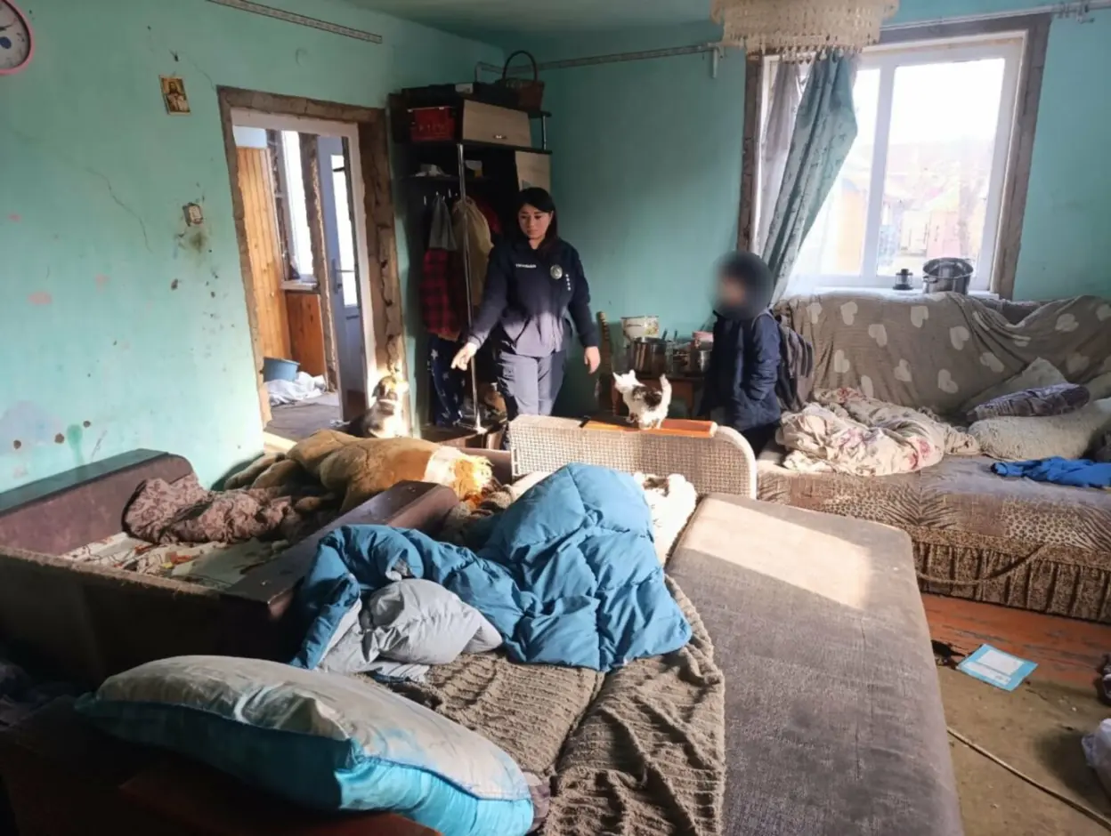 На Прикарпатті четверо дітей кілька днів жили самі без дорослих