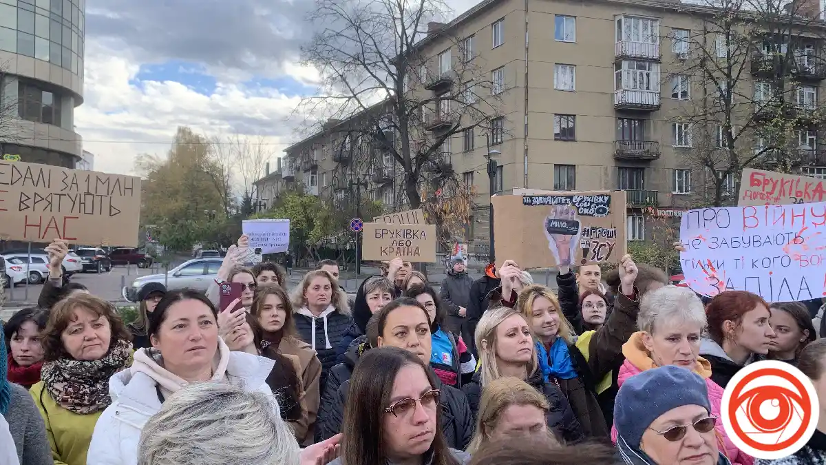 У Франківську зібрався мирний пікет: родичі військових озвучили свої вимоги владі