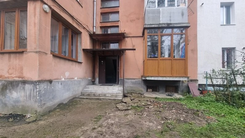 У Франківську зросла напруга через пандус: мешканці заперечують встановлення конструкції для хлопчика з інвалідністю