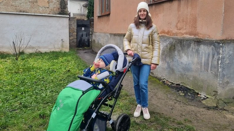 У Франківську зросла напруга через пандус: мешканці заперечують встановлення конструкції для хлопчика з інвалідністю