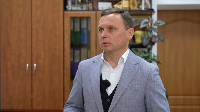 У Франківську зросла напруга через пандус: мешканці заперечують встановлення конструкції для хлопчика з інвалідністю