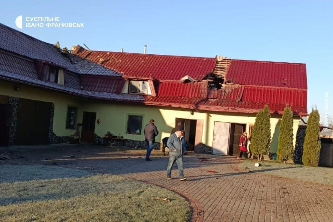 На Прикарпатті дев’ять будинків зазнали пошкоджень після ракетного й дронового удару