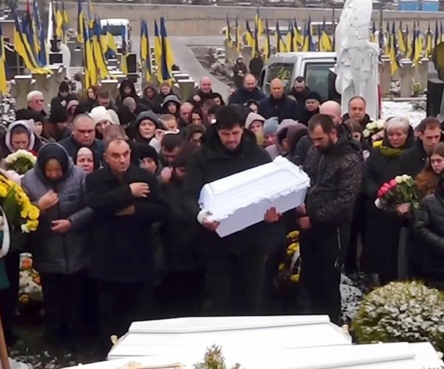 Тернопіль прощається із сім’єю, яку забрав ракетний удар: батько ніс домовини власних дітей