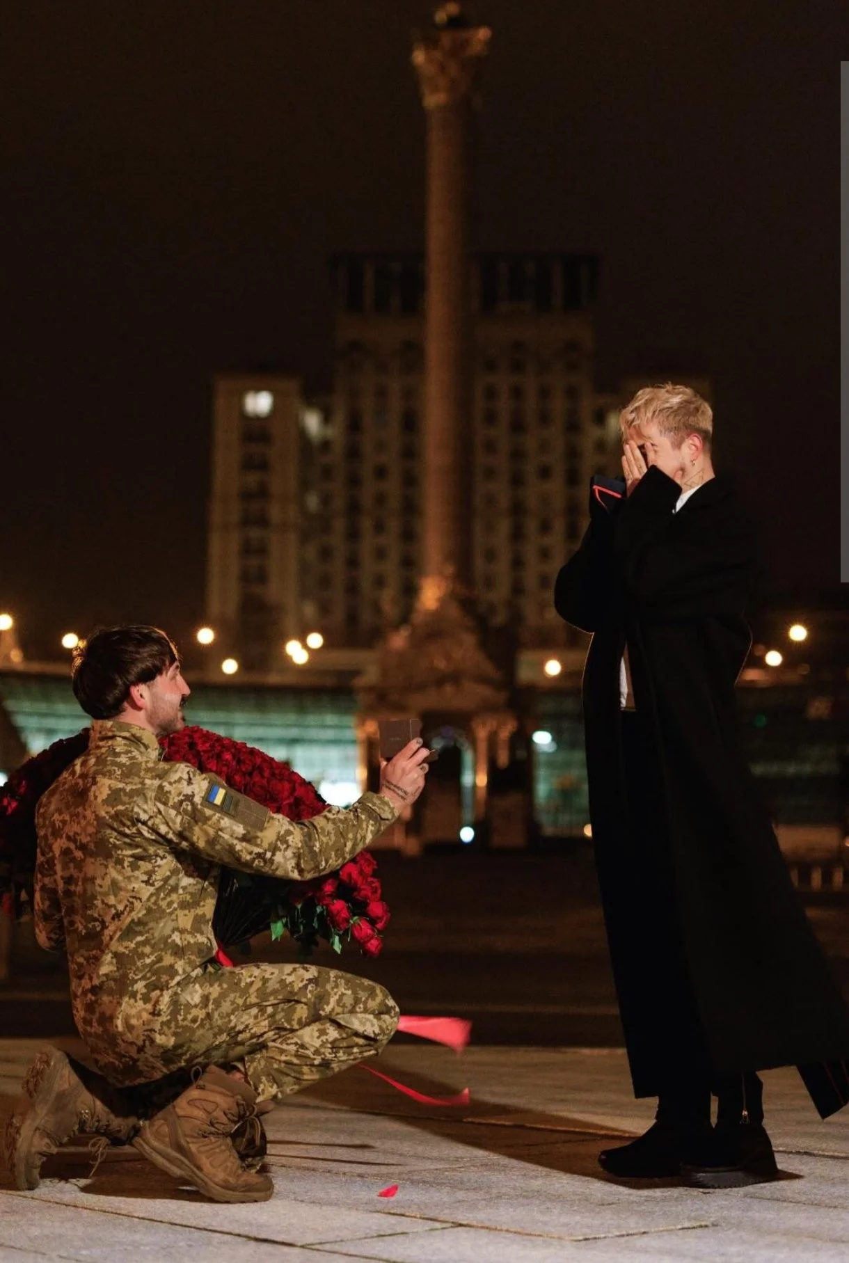 Melovin прийняв пропозицію коханого на Майдані: мережу сколихнули фото освідчення