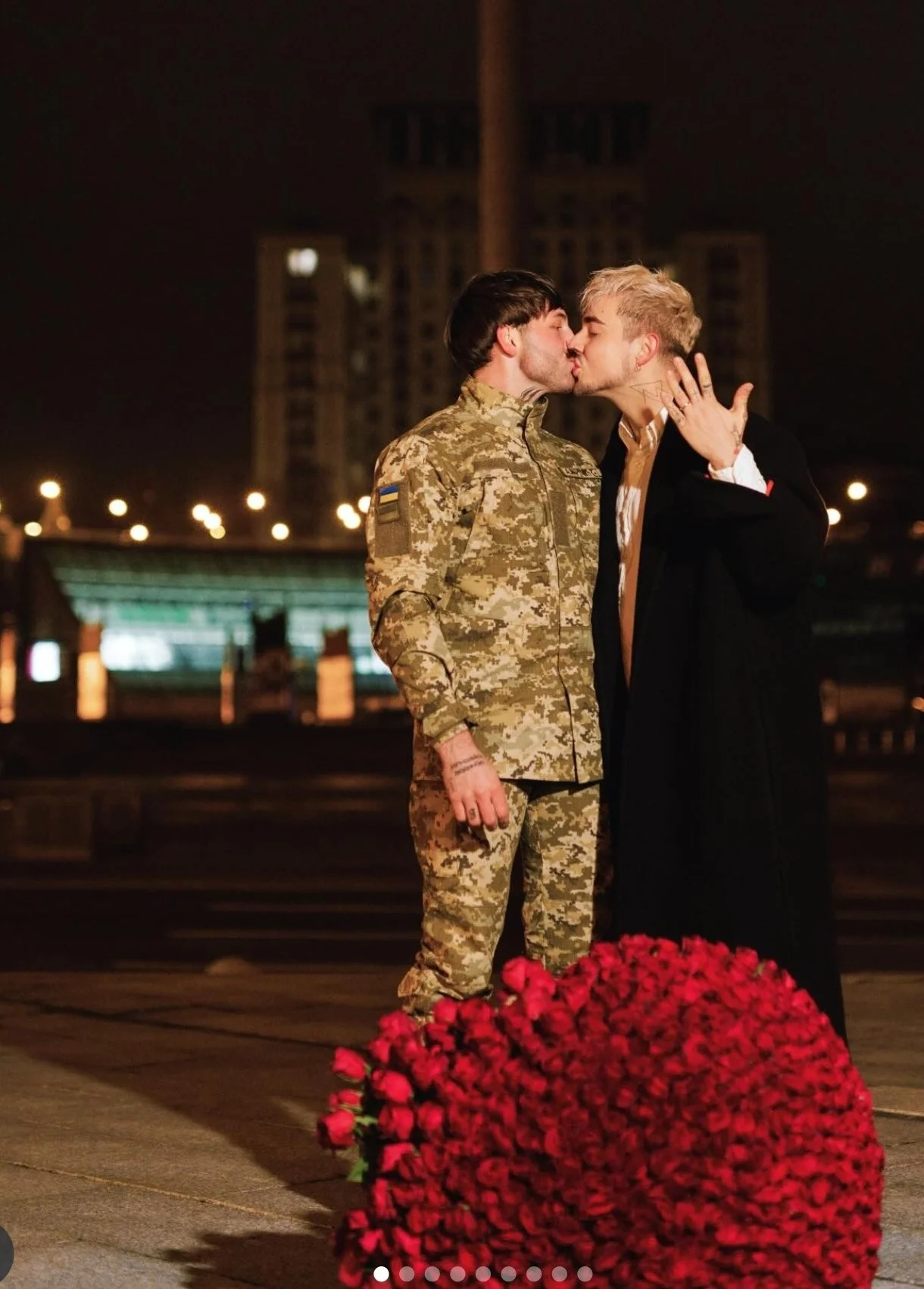 Melovin прийняв пропозицію коханого на Майдані: мережу сколихнули фото освідчення