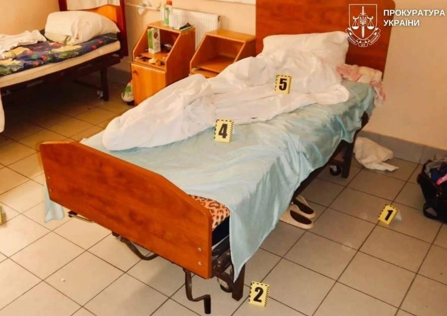 Стрілянина у лікарняній палаті: у Франківську чоловік напав на пацієнтів і медиків