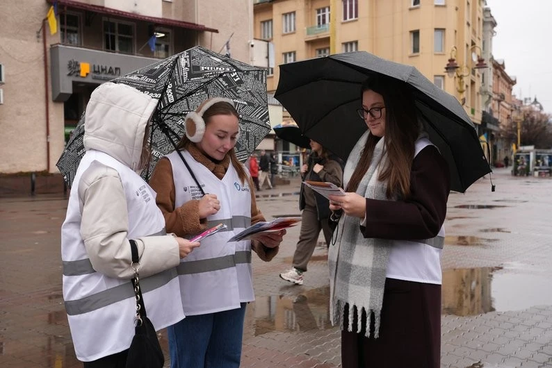 У центрі Франківська охочим безкоштовно робили тести на ВІЛ у межах всеукраїнської акції