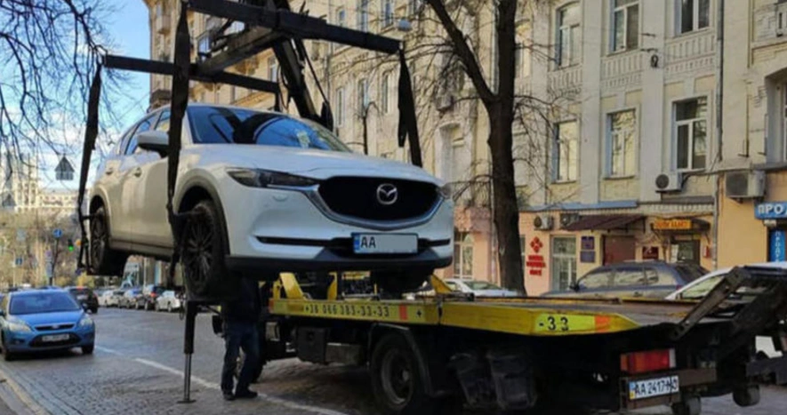 У Франківську готують різке обмеження паркування: тротуари пропонують звільнити від авто