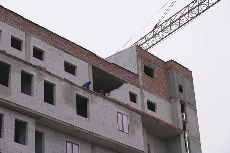 У Франківську зводять центр реабілітації: аналітики говорять про можливу переплату, замовник і підрядник заперечують