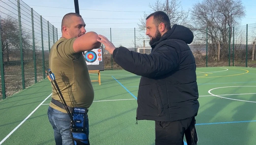 Стріла як шлях назад: ветеран у Калуші допомагає пораненим військовим повернути віру в себе