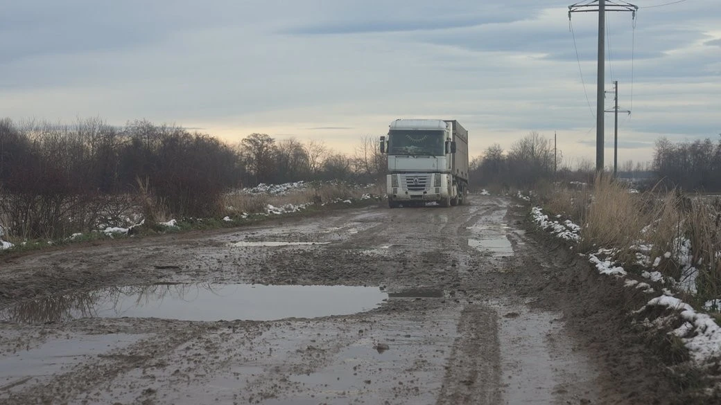 Сміттєвий полігон, що вийшов з берегів: як у Скобичівці відходи захопили чужі землі