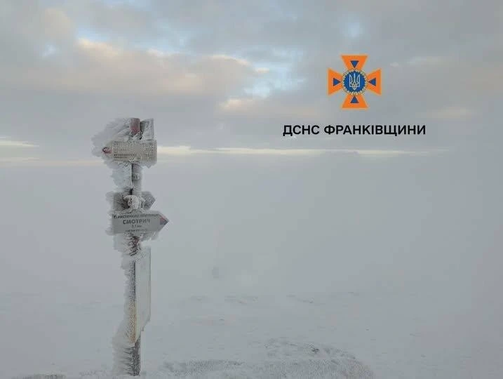 Морозний ранок у Карпатах: на Піп Івані встановилися справжні зимові умови