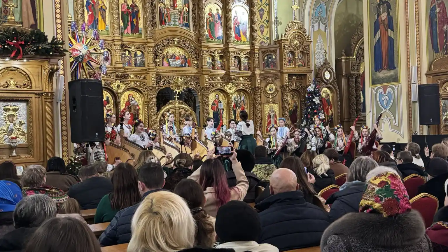 Різдвяна коляда для героїв: у Франківську влаштували святковий концерт для військових та родин загиблих