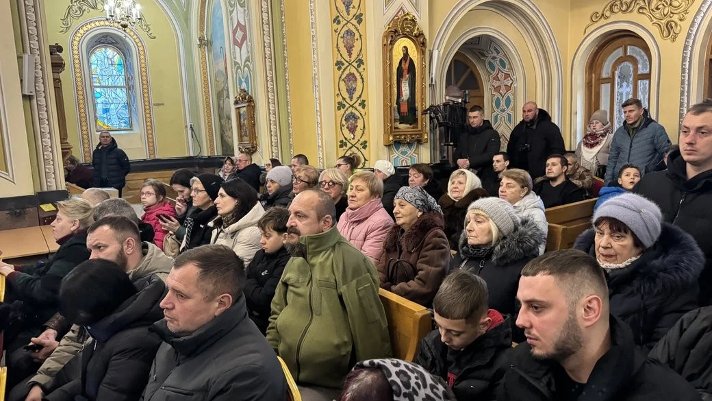 Різдвяна коляда для героїв: у Франківську влаштували святковий концерт для військових та родин загиблих