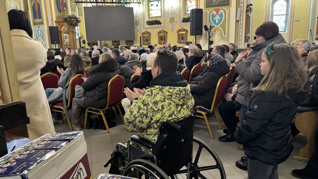 Різдвяна коляда для героїв: у Франківську влаштували святковий концерт для військових та родин загиблих