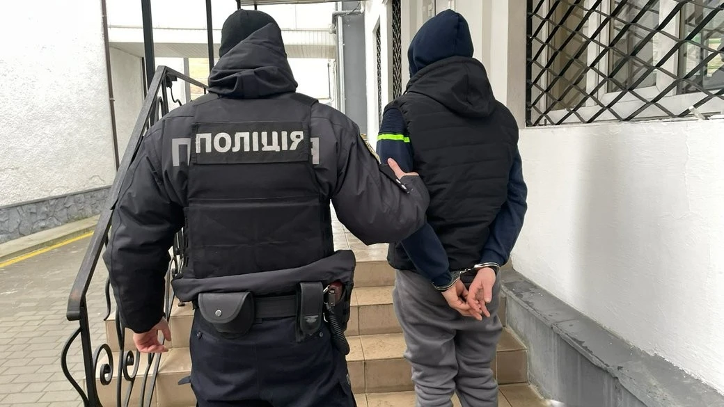 У Франківську затримали чоловіка за зухвалий напад на пішохідному мосту