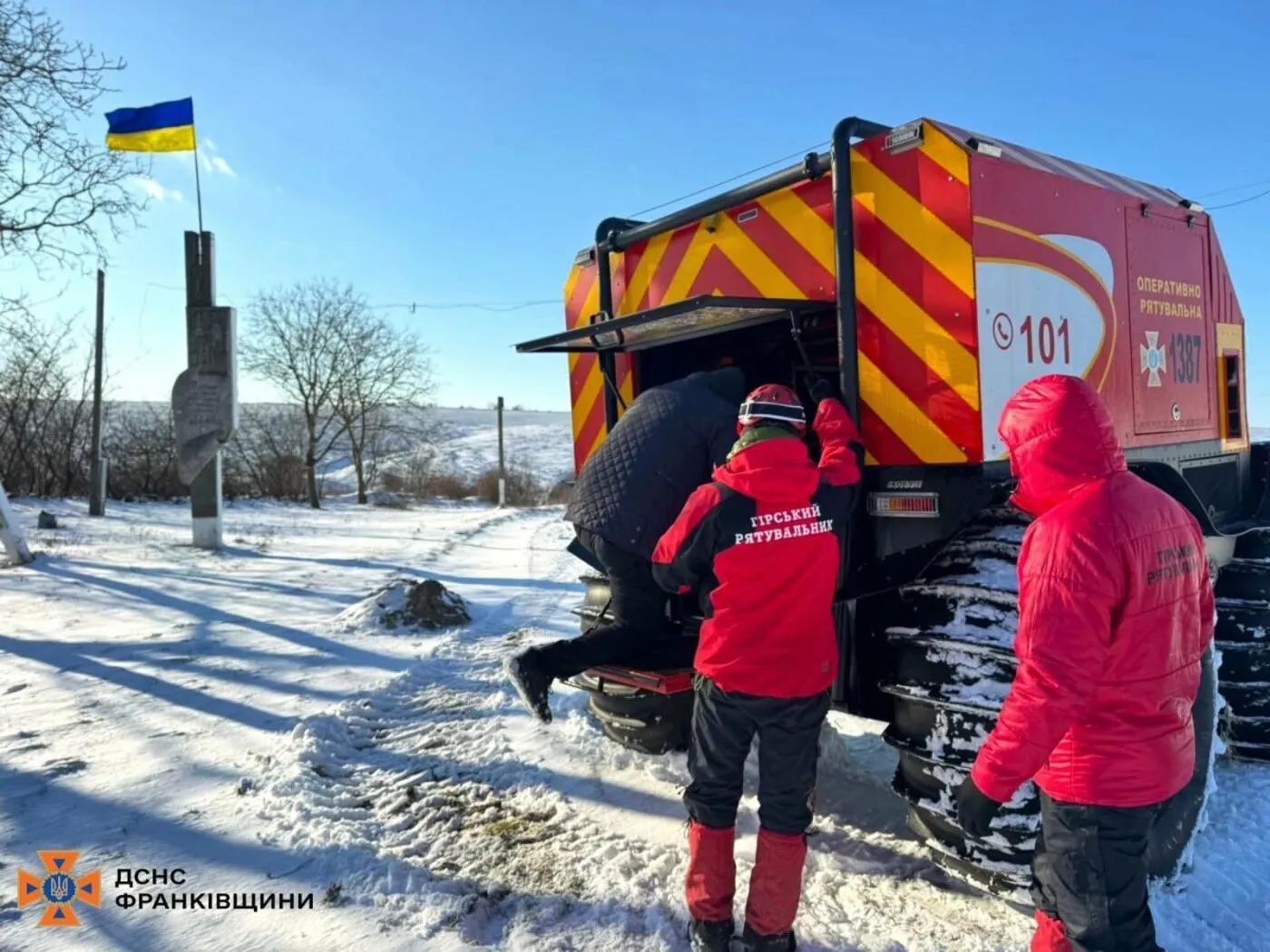 Прикарпаття під сніговим оком негоди: рятувальники вивозять людей із відрізаних сіл