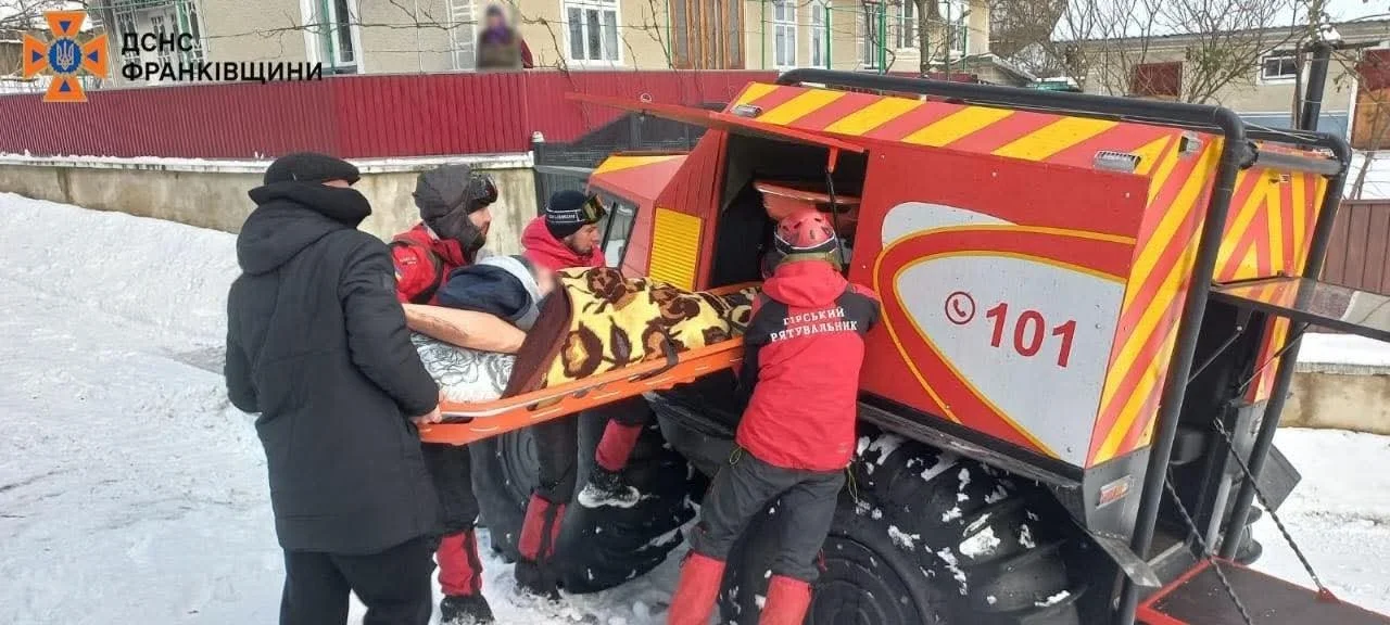 Прикарпаття під сніговим оком негоди: рятувальники вивозять людей із відрізаних сіл