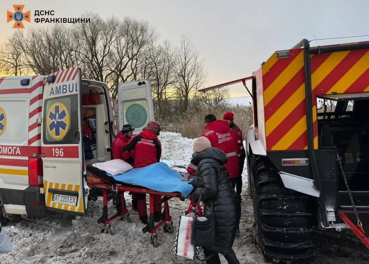 Прикарпаття під сніговим оком негоди: рятувальники вивозять людей із відрізаних сіл
