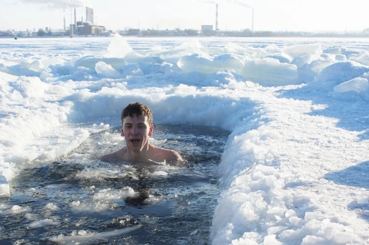 Водохреще без ризику: як безпечно зануритися в крижану воду