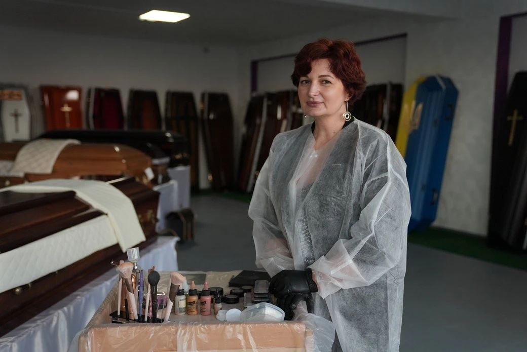Макіяж після життя: як франківська візажистка допомагає родинам попрощатися без страху