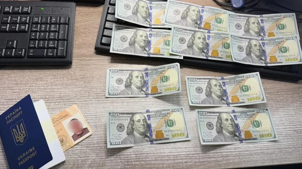 Житель Івано-Франківщини спробував підкупити прикордонників за 1000 доларів