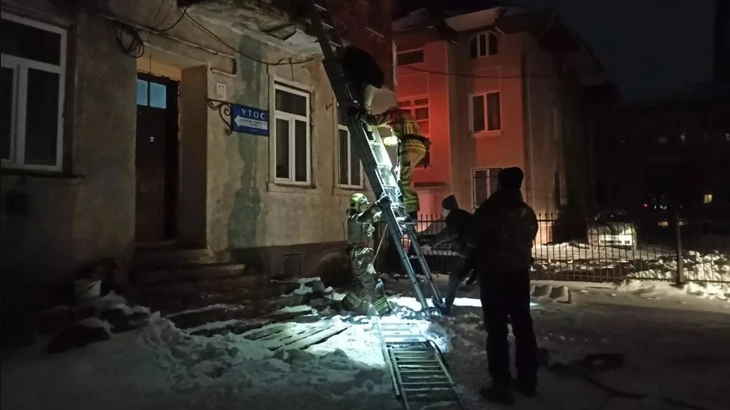 У Косові під час пожежі врятували літню жінку