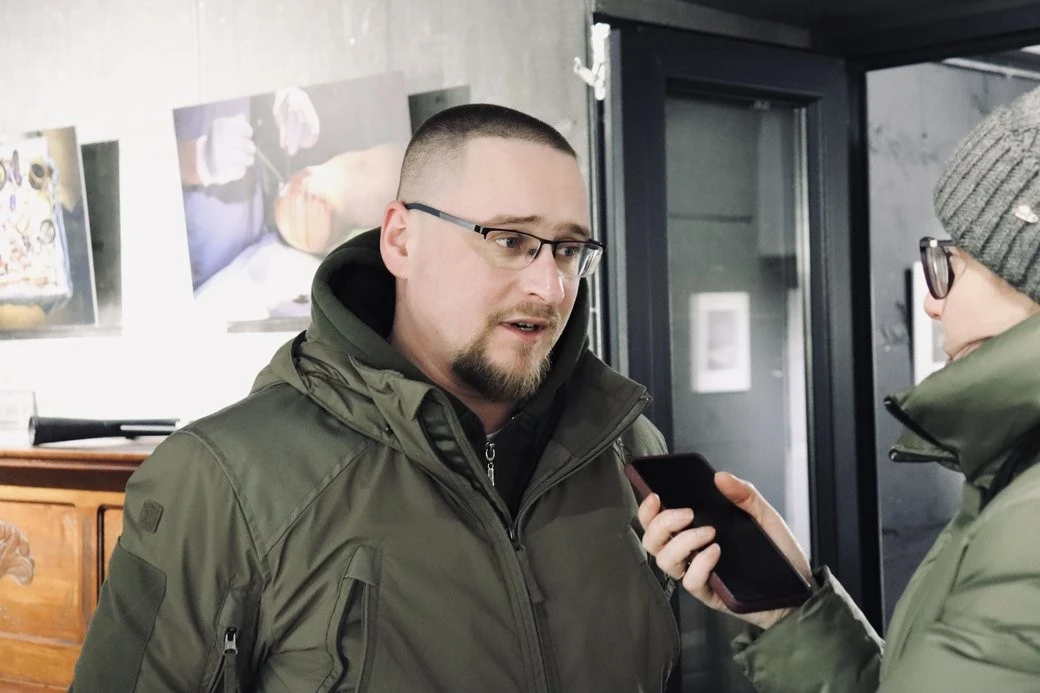 У Івано-Франківську відкрилася виставка графіки, створена травмованими руками митців