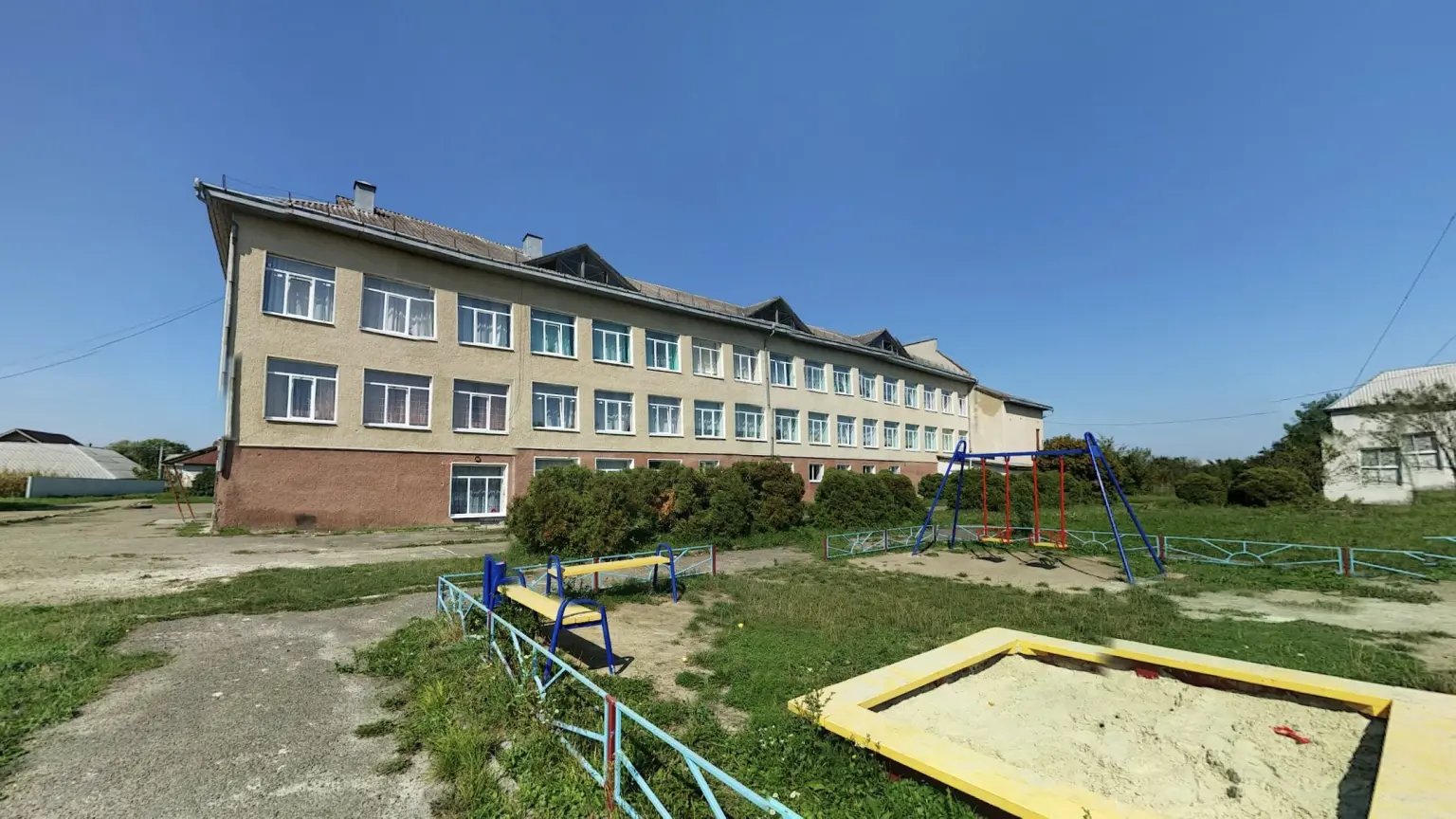 Колишній очільниці комунального підприємства Івано-Франківщини оголосили підозру за фіктивний ремонт школи