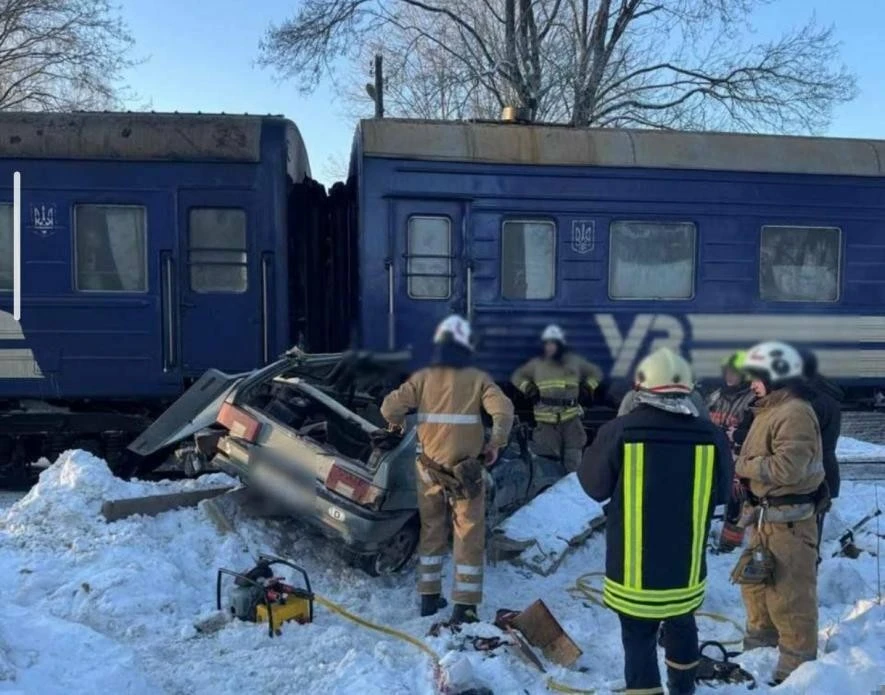 На Прикарпатті пасажирський потяг врізався в автомобіль: троє людей госпіталізовані
