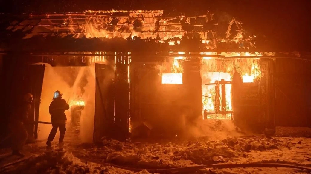 Ніч на Івано-Франківщині: рятувальники ліквідували дві масштабні пожежі у господарствах