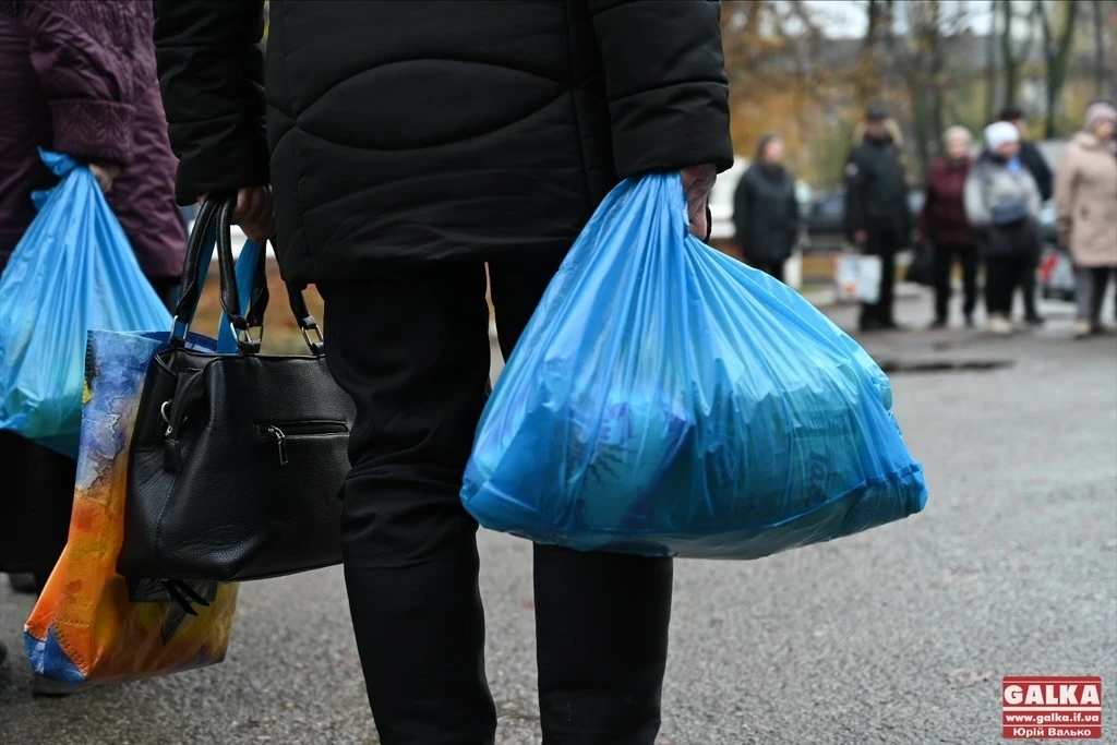 Поліція перевіряє чи не розікрали 15 мільйонів на продуктових наборах “від Марцінківа”: раніше “Галка” робила про це фактчекінг Автор: Іра Блаженко  30 Січ, 2026 12:03  Поділитись публікацією Політика Поліція перевіряє чи не розікрали 15 мільйонів на продуктових наборах “від Марцінківа”: раніше “Галка” робила про це фактчекінг Теми: Франківські новини Вамбуд внутр Поліція перевіряє чи не розікрали 15 мільйонів на продуктових наборах “від Марцінківа”: раніше “Галка” робила про це фактчекінг Куди піти головна Інста Поліція розпочала досудове розслідування за фактом можливих зловживань при виділенні понад 15 мільйонів гривень бюджетних коштів на допомогу вразливим верствам населення. Суд дозволив слідчим вилучити документи з міськвиконкому, міськради та трьох управлінь Івано-Франківська.  Два роки тому “Галка” у своїй публікації розбирала: хто купував продуктові набори, хто їх роздавав і який стосунок до цього має міський голова Руслан Марцінків.  Упродовж 2022-2025 років з міського бюджету Івано-Франківська виділялися кошти на придбання продуктів харчування для найуразливіших верств населення, малозабезпечених осіб та людей у скрутних життєвих обставинах. Продуктові набори передавалися Івано-Франківському обласному благодійному фонду “Родина”.  Слідчі наголошують, що загалом за цей період фонду передано продукти на суму понад 15 мільйонів гривень.  Гроші виділялися через управління соціального захисту населення, управління у справах сім’ї, дітей та молоді та управління гуманітарної політики міськвиконкому.  Про фонд “Родина” Івано-Франківський обласний благодійний фонд “Родина” було засновано наприкінці вересня 2008 року. Серед його засновників — нинішній міський голова Руслан Марцінків, голова Івано-Франківської обласної ради Олександр Сич та керівник КП “Електроавтотранс” Віталій Голутяк.  До 2018 року, вже будучи мером, Марцінків у своїх деклараціях вказував, що є членом цієї благодійної організації.  Наразі фонд очолює Роман Орловський, який одночасно працює у міському комунальному підприємстві “Комфортний дім”.  За рішеннями виконкому, який очолює Марцінків, придбані за міські кошти продукти передавалися фонду “Родина” для формування та роздачі продуктових наборів. Набори отримували люди з інвалідністю І-ІІ груп та пенсіонери віком 60+ тощо.  Кримінальне провадження 14 липня 2025 року відділ розслідування особливо важливих злочинів поліції Івано-Франківщини відкрив кримінальне провадження за ч. 4 ст. 191 КК України (заволодіння майном шляхом зловживання службовим становищем у великих розмірах). У реєстрі міститься кілька ухвал, які дозволяють слідчим доступ до документів в межах розсідування.   Суд дозволив слідчим отримати доступ до всіх документів за 2022-2025 роки: рішень міськради та виконкому про виділення коштів, договорів між виконкомом і благодійним фондом, актів приймання-передачі товарів, протоколів тендерного комітету про вибір постачальників, платіжних документів, звітів про виконання програми та службового листування.  Також суд дозволив доступ до статутних документів фонду, договорів із міськими управліннями, фінансової та товарної документації, актів приймання-передачі продуктів, списків отримувачів допомоги, журналів роздачі, звітів про діяльність, внутрішнього листування та документів про відповідальних осіб.  Мета розслідування — з’ясувати, чи всі кошти витрачені за призначенням і чи не було зловживань при закупівлі та розподілі продуктових наборів для нужденних.