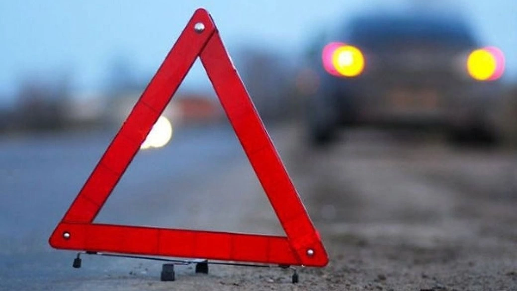 Перекидання біля заправки у Долині: позашляховик опинився на даху після вечірньої аварії