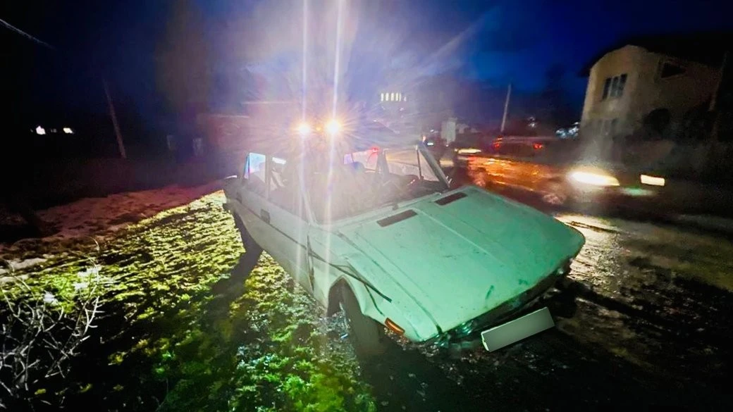 П’яна поїздка завершилася лікарнею: у Рожневі ВАЗ врізався у бетонний водовідвід