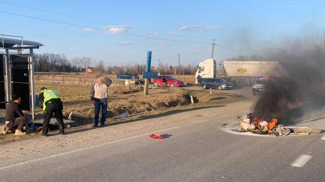 Аварія у Брошнів-Осаді: після зіткнення з мінівеном загорівся мотоцикл, травмовано підлітка