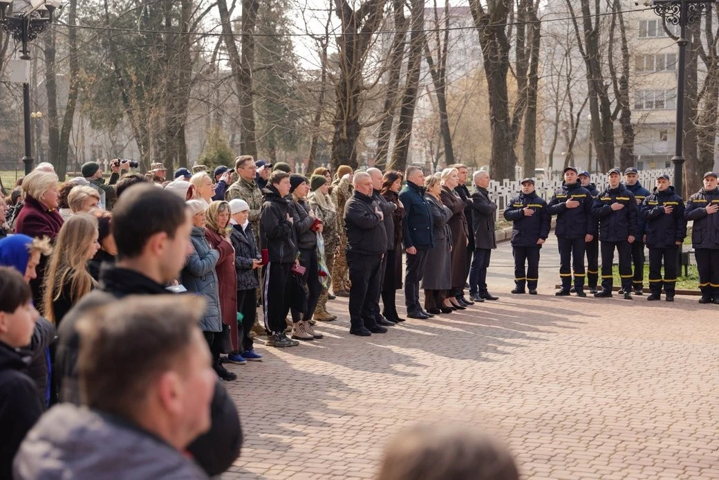 Честь і вічна пам’ять: в Івано-Франківську вшанували полеглих захисників державними нагородами