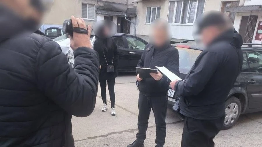 Цинічна схема “помічника”: на Прикарпатті чоловік обікрав матір загиблого героя