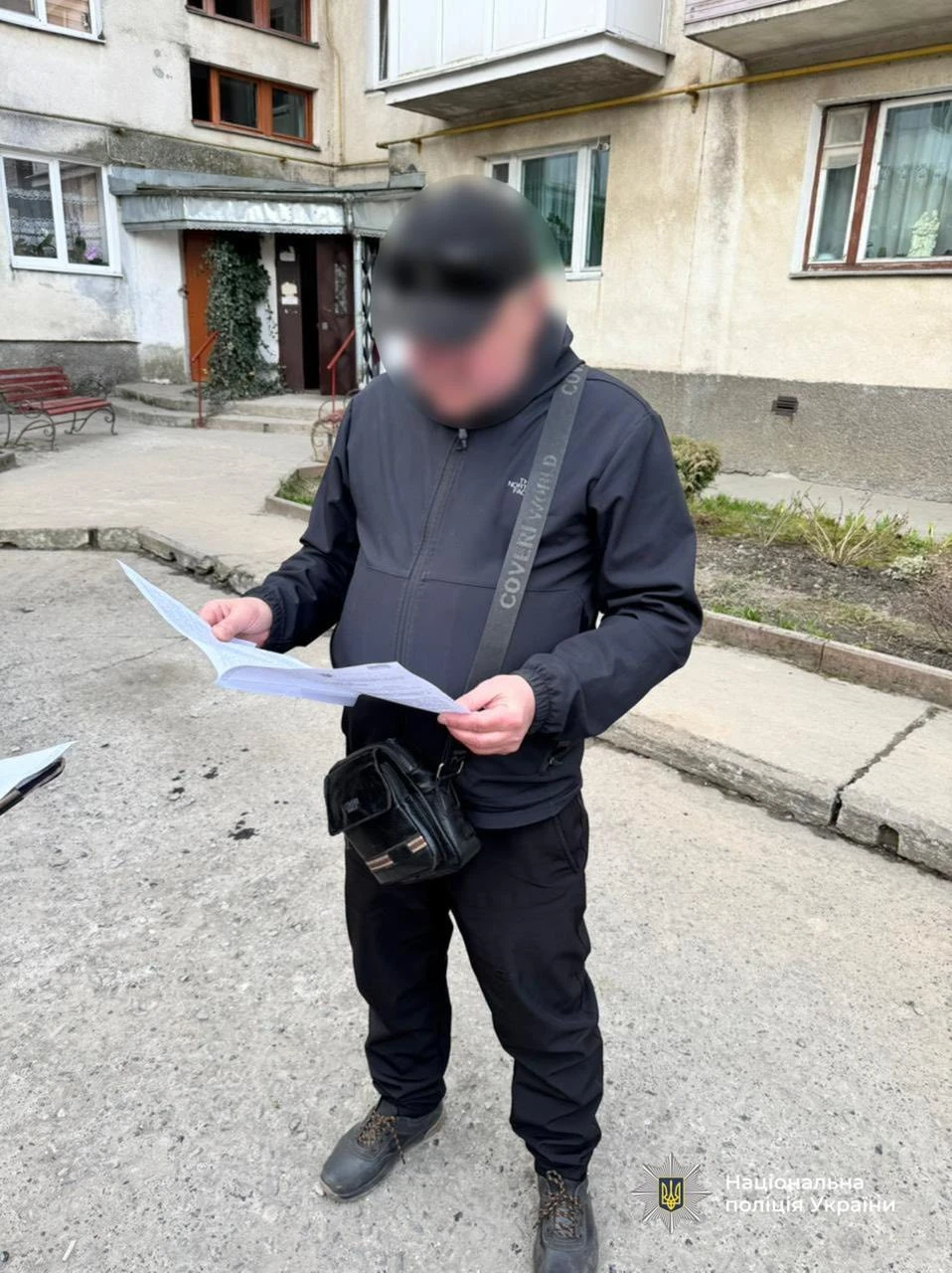 Цинічна схема “помічника”: на Прикарпатті чоловік обікрав матір загиблого героя